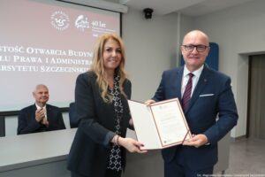 Otwarcie budynku Wydziału Prawa i Administracji Uniwersytetu Szczecińskiego. Dziekan Wydziału dr hab. Ewelina Cała-Wacinkiewicz, prof. US (po lewej) wręcza prezydentowi Szczecina Piotrowi Krzystkowi podziękowania. W tle za stołem siedzi rektor US prof. dr hab. Waldemar Tarczyński.