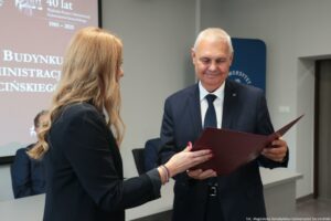 Otwarcie budynku Wydziału Prawa i Administracji Uniwersytetu Szczecińskiego. Dziekan Wydziału dr hab. Ewelina Cała-Wacinkiewicz, prof. US (po lewej, bokiem) wręcza podziękowania rektorowi US prof. dr. hab. Waldemarowi Tarczyńskiemu.