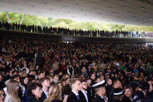 Zapełniona widownia Teatru Letniego. Na zdjęciu kilkaset osób.