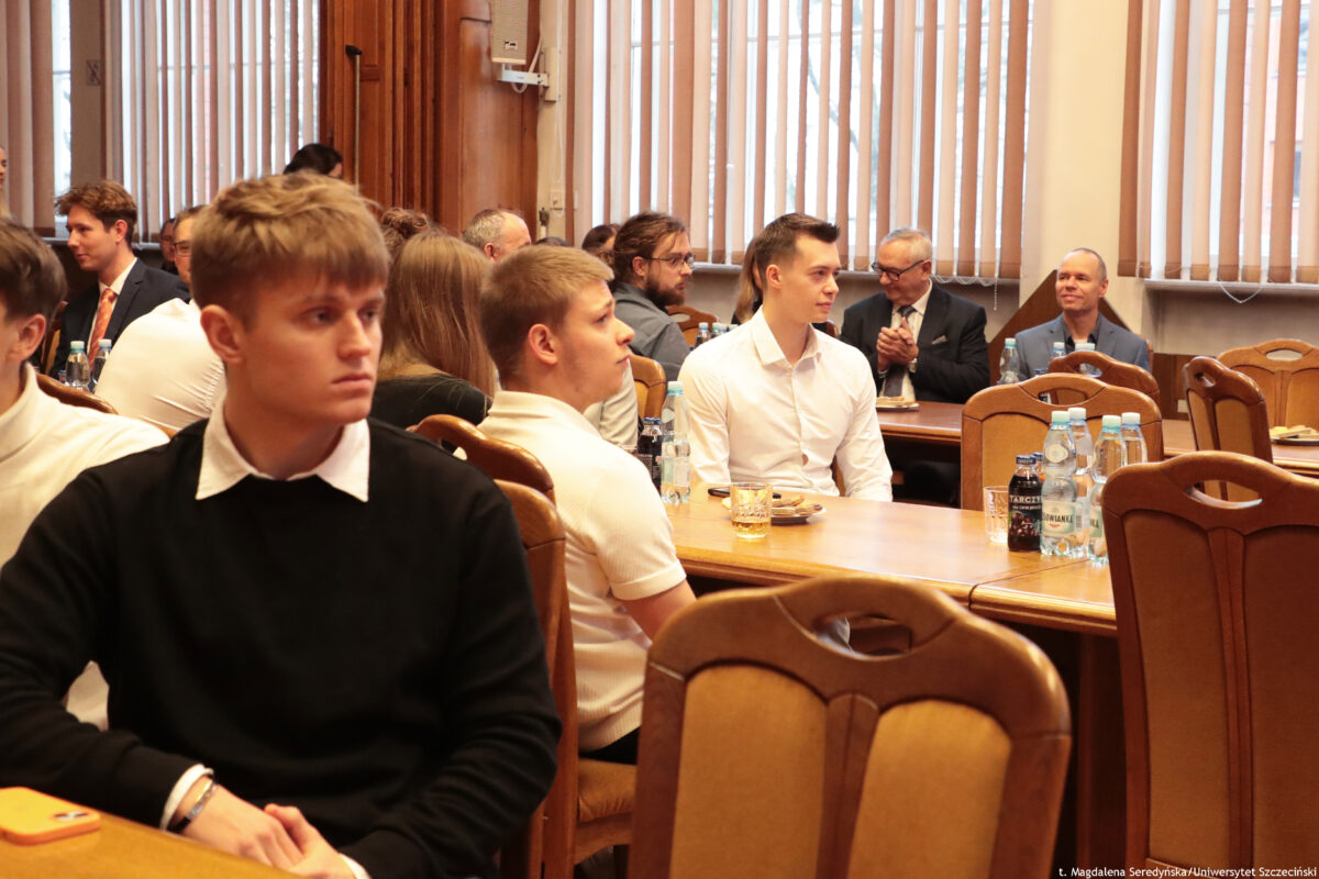 zdjęcie przedstawiające grupę ludzi siedzących w sali senatu