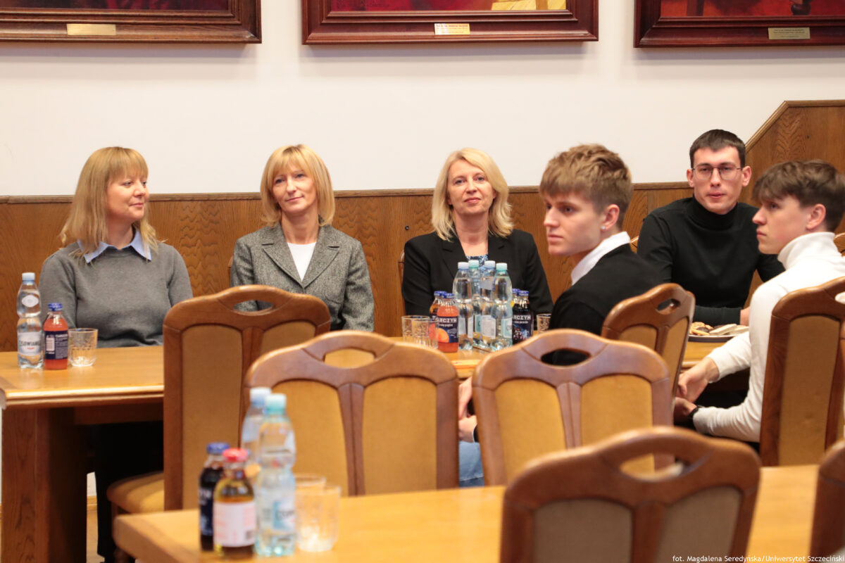 zdjęcie przedstawiające grupę ludzi siedzących w sali senatu