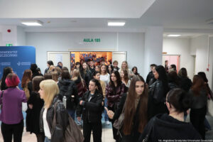 Korytarz. Wyjście z auli. Kilkudziesięcioosobowa grupa studentów wychodzi z auli po spotkaniu w ramach Dni Adaptacyjnych.