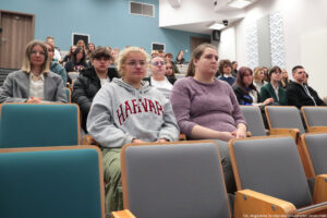 Sala wykładowa (ujęcie bokiem). Na krzesłach w ustawieniu stopniowym trzydziestu studentów – uczestników Dni Adaptacyjnych.