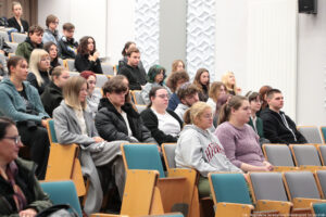 Sala wykładowa (ujęcie bokiem). Na krzesłach w ustawieniu stopniowym trzydziestu studentów – uczestników Dni Adaptacyjnych.