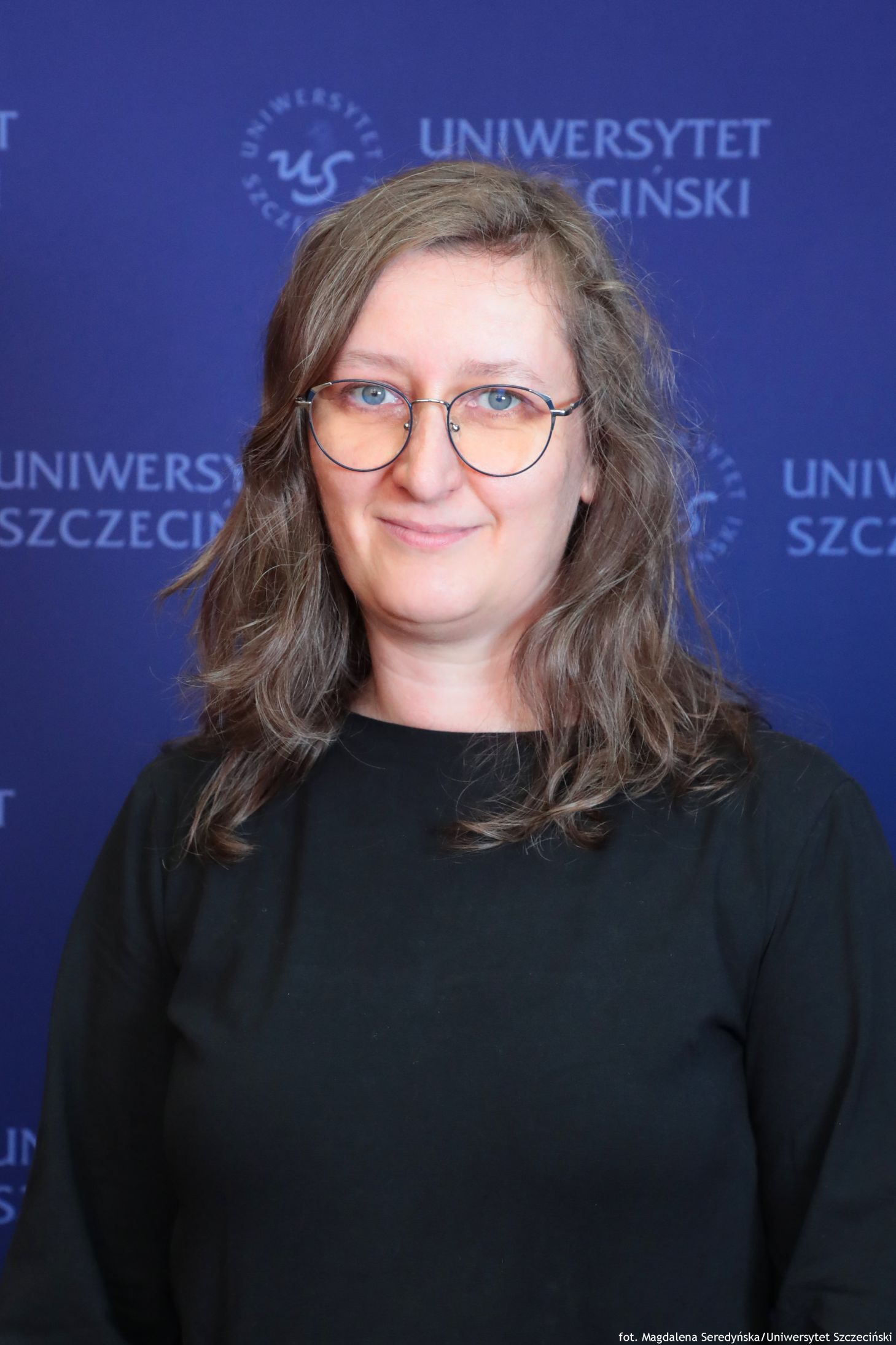 portret kobiety na ściance US