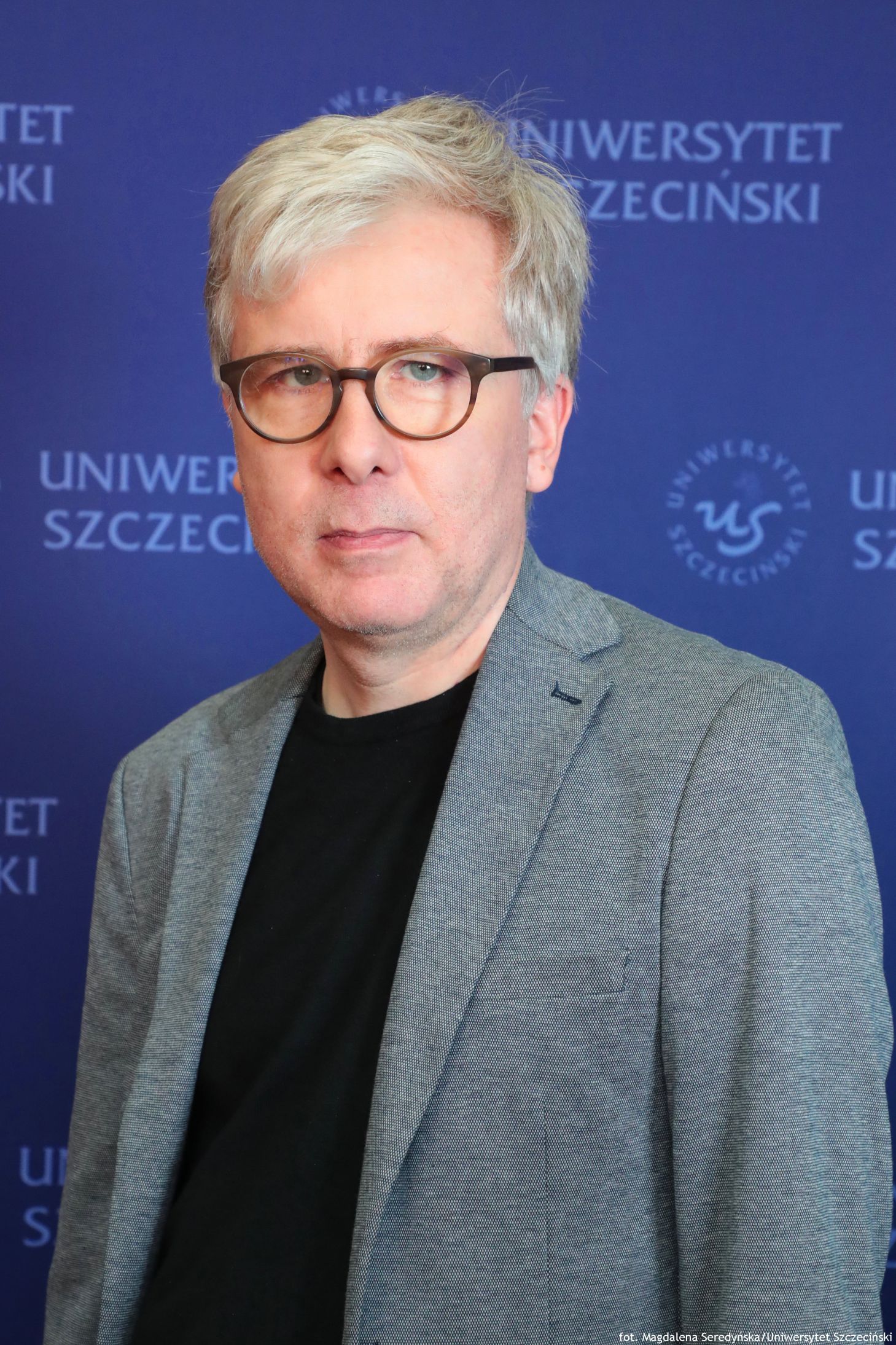 portret mężczyzny na ściance US