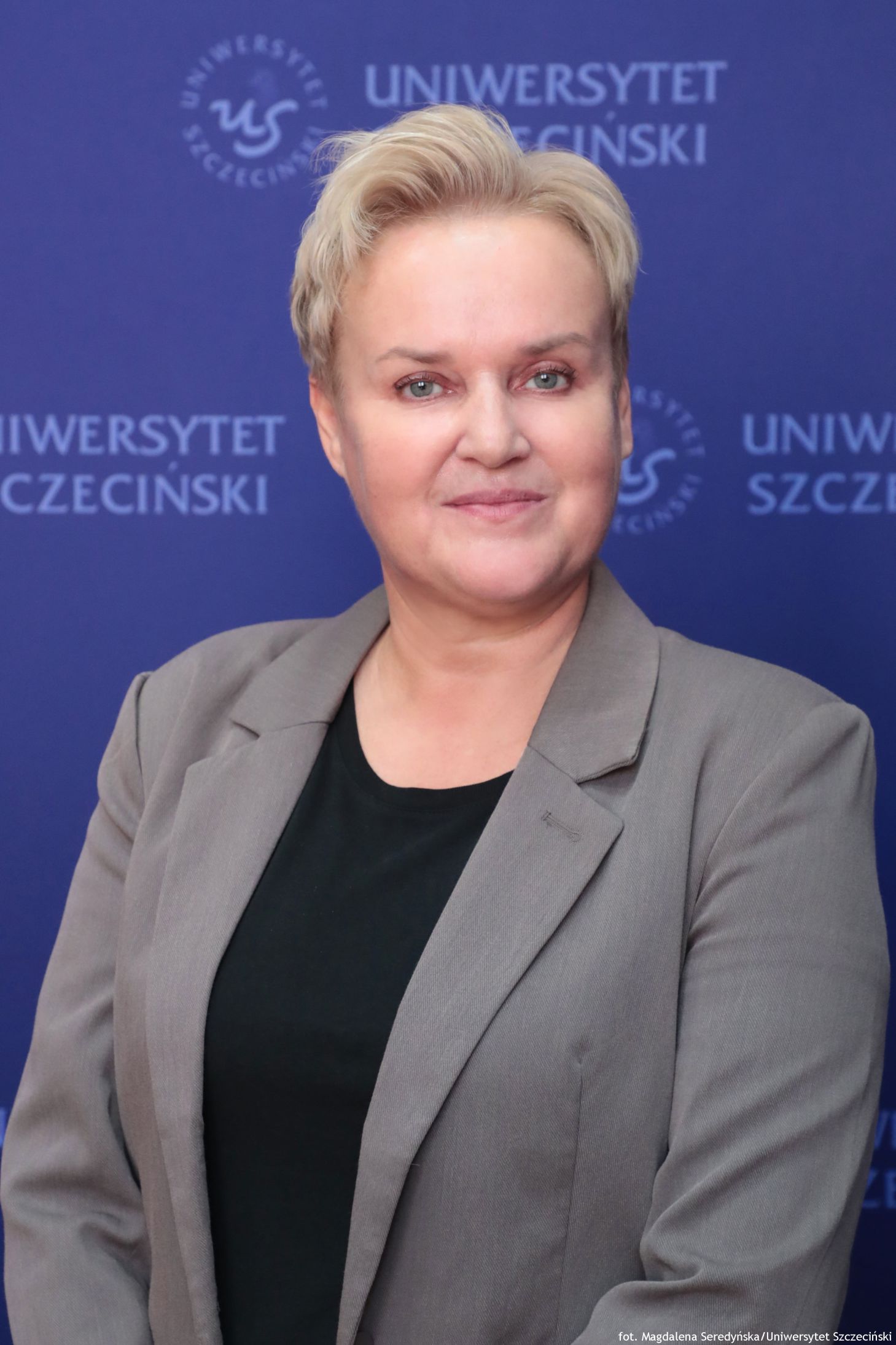 portret kobiety na ściance US