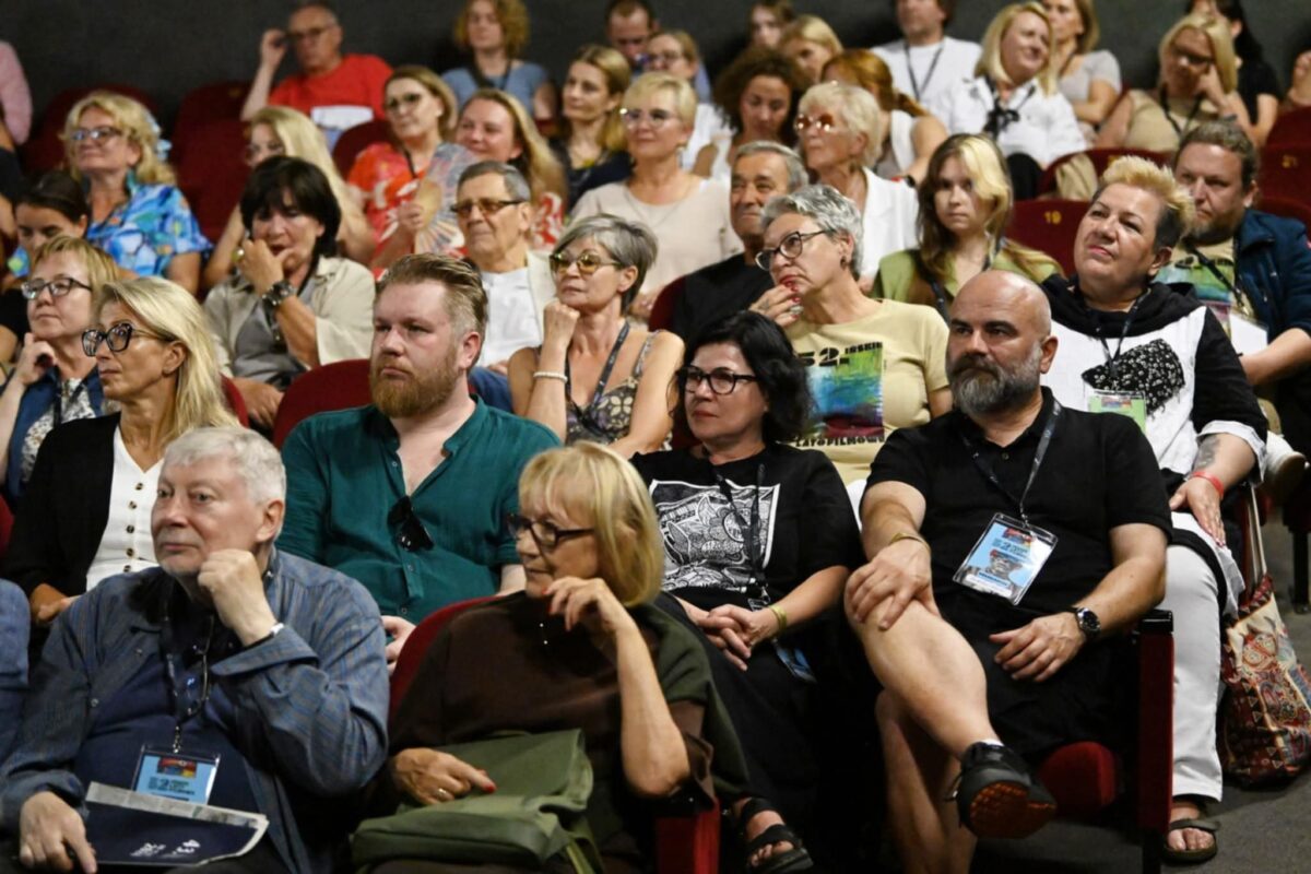 Widzowie siedzący w kinie podczas Ińskiego Lata Filmowego.