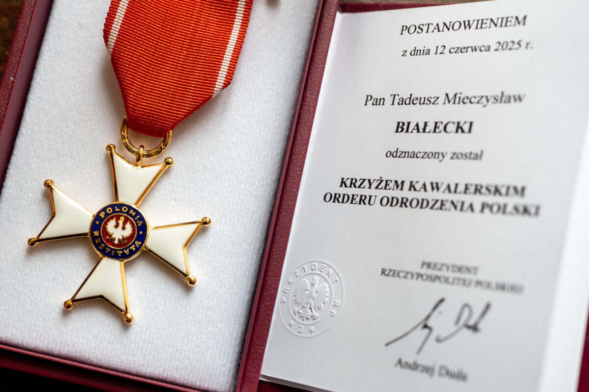 Krzyż Kawalerski Orderu Odrodzenia Polski prof. Tadeusza Białeckiego. Obok postanowienie i podpis prezydenta RP Andrzeja Dudy.