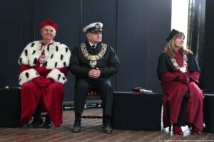 Inauguracja roku akademickiego. Scena. Na krzesłach siedzi troje rektorów szczecińskich uczelni (kobieta po prawej).