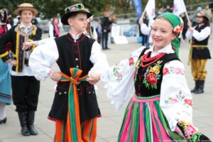 Zespół Pieśni i Tańca Szczecinianie – ujęcie na parę tancerzy trzymających się za ręce.