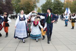 Zespół Pieśni i Tańca Szczecinianie podczas tańca. W tle drzewa.