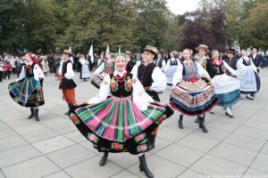 Zespół Pieśni i Tańca Szczecinianie podczas tańca. W tle drzewa.