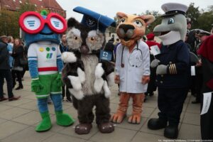 Maskotki szczecińskich uczelni od lewej – robot, sowa USZatka w birecie, PUMaw kitlu, Morświ w marynarskim mundurze.