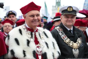 Na pierwszym planie rektor Uniwersytetu Szczecińskiego w czerwonej todze z gronostajami. Obok rektor Politechniki Morskiej w mundurze. W tle władze innych uczelni w togach i mundurach.