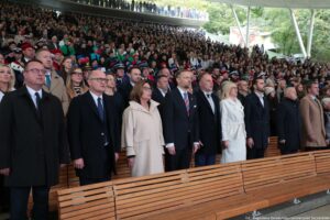 Inauguracja roku akademickiego. Ujęcie bokiem. Widownia w Teatrze Letnim. W pierwszych rzędach oficjele, za nimi przedstawiciele szczecińskich uczelni.