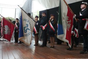 Inauguracja roku akademickiego. Na scenie poczty sztandarowe. Ujęcie na osiem rzędów.