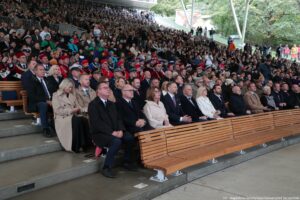 Inauguracja roku akademickiego. Ujęcie bokiem. Widownia w Teatrze Letnim. W pierwszych rzędach oficjele, za nimi przedstawiciele szczecińskich uczelni.