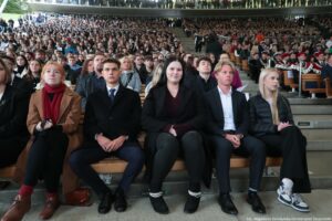 Inauguracja roku akademickiego. Ujęcie przodem. Widownia w Teatrze Letnim.