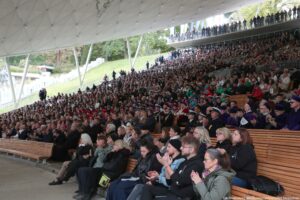 Inauguracja roku akademickiego. Ujęcie bokiem. Widownia w Teatrze Letnim.