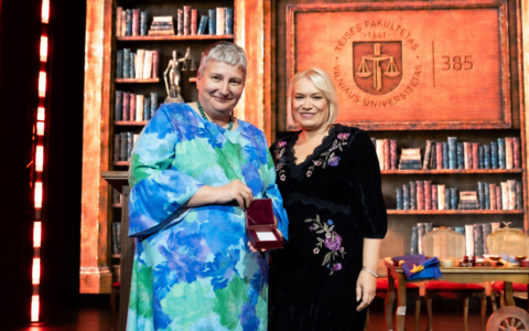 Medal Wydziału Prawa Uniwersytetu Wileńskiego dla prof. Kingi Flagi-Gieruszyńskiej