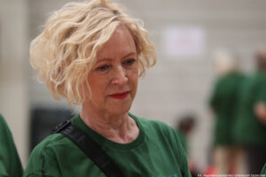 Patrząca w dół uczestniczka igrzysk seniora (ujęcie bokiem, do piersi).