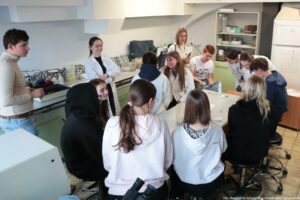 Noc Biologów 2026. Laboratorium. Nastoletni uczniowie w białych fartuchach przygotowują się do przeprowadzenia eksperymentu.