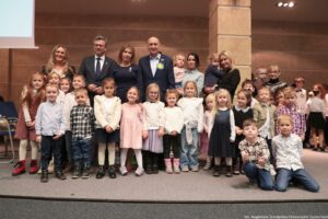 Uroczystość wręczenia Orderu Uśmiechu. Laureatka pozuje do zdjęcia z dziećmi i kapitułą konkursu.