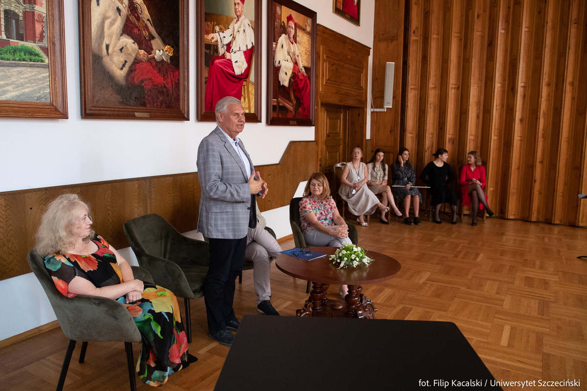 Rektor US prof. dr hab. Waldemar Tarczyńsk przemawia podczas spotkania