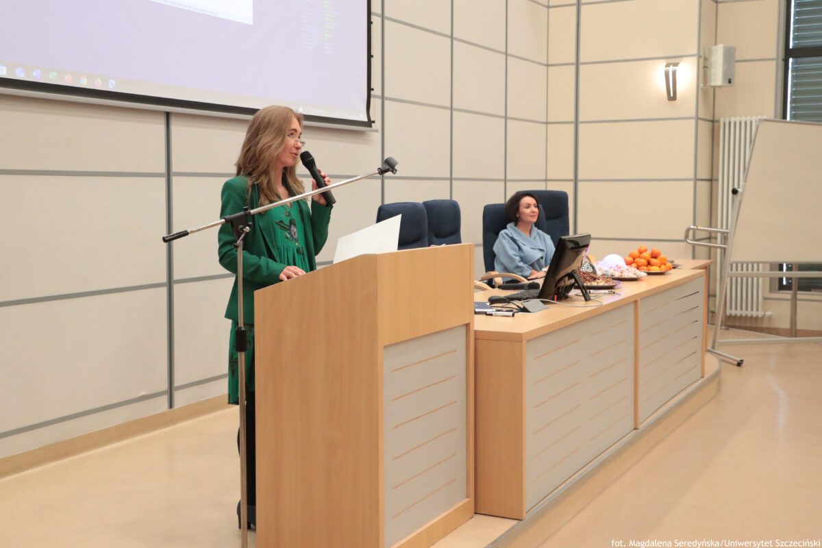 Perły Instytutu Ekonomii i Finansów 2025. Po lewej za mównicą dyrektorka Instytutu otwierająca uroczystość.