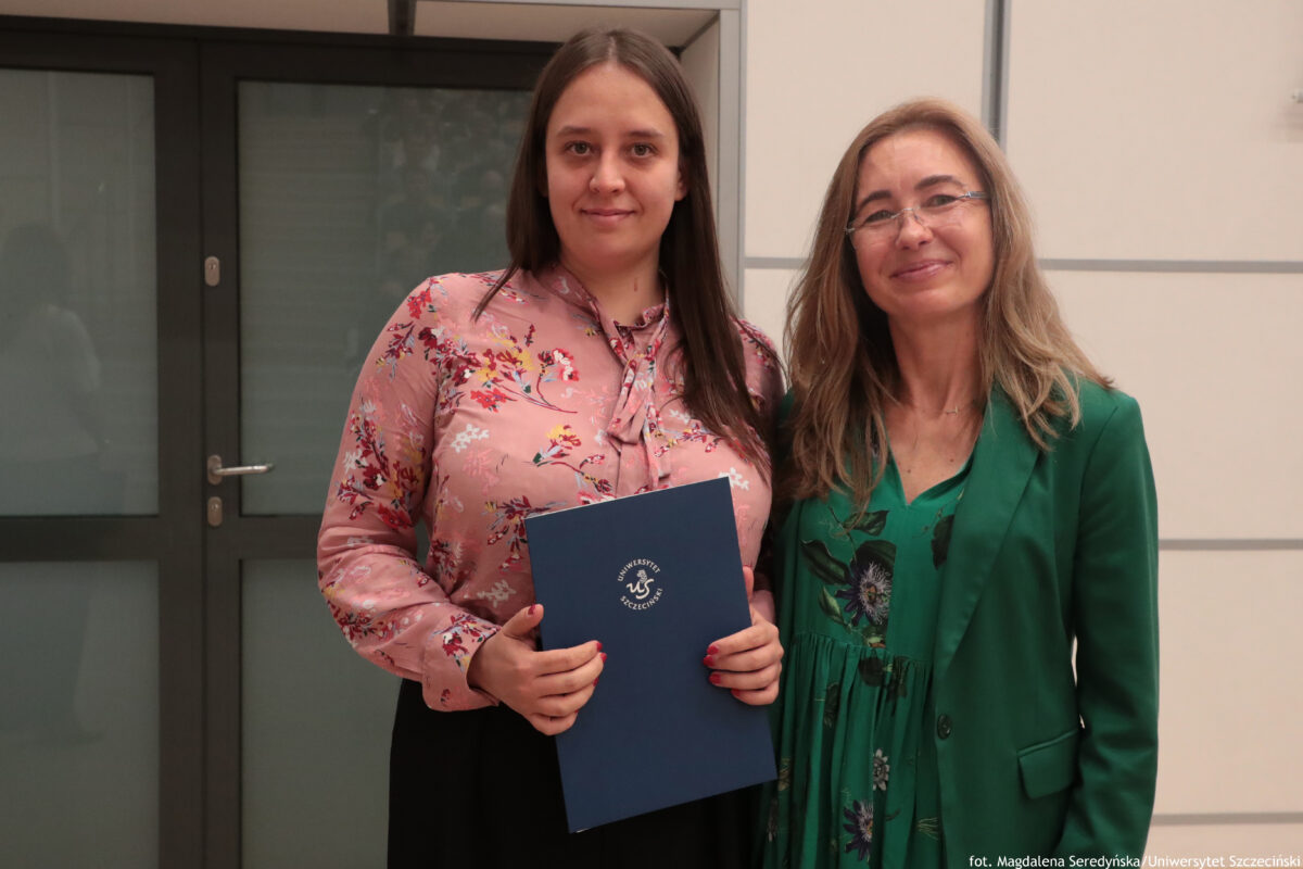 Perły Instytutu Ekonomii i Finansów 2025. Po lewej wyróżniona naukowczyni pozuje do zdjęcia z dyrektorką Instytutu.