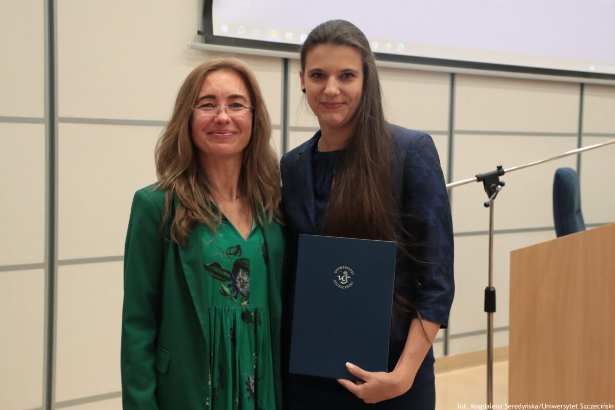 Perły Instytutu Ekonomii i Finansów 2025. Po prawej wyróżniona naukowczyni pozuje do zdjęcia z dyrektorką Instytutu.