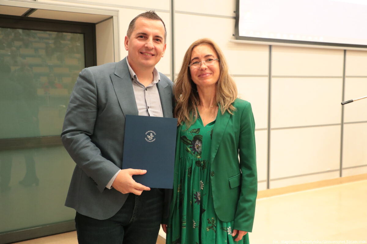 Perły Instytutu Ekonomii i Finansów 2025. Po lewej wyróżniony naukowiec pozuje do zdjęcia z dyrektorką Instytutu.