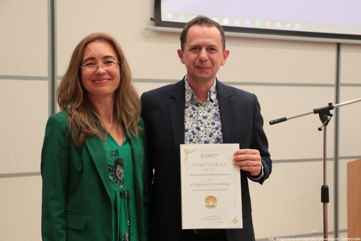 Perły Instytutu Ekonomii i Finansów 2025. Po prawej wyróżniony naukowiec pozuje do zdjęcia z dyrektorką Instytutu.