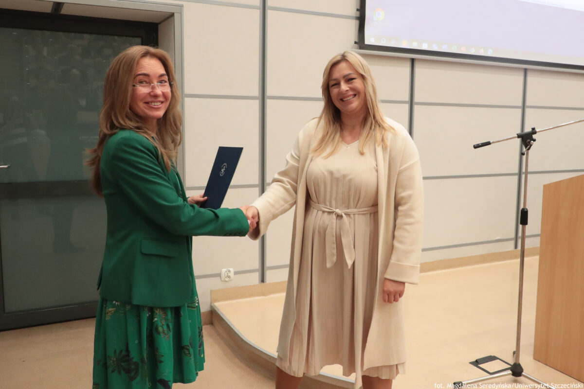 Perły Instytutu Ekonomii i Finansów 2025. Po prawej wyróżniona naukowczyni pozuje do zdjęcia z dyrektorką Instytutu.