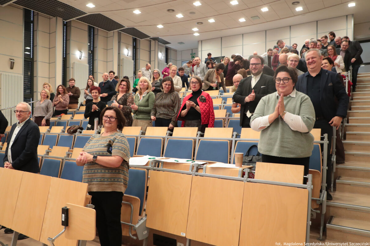 Audytorium – siedzenia ustawione kaskadowo. Na zdjęciu uczestnicy uroczystości wręczenia Pereł Instytutu Ekonomii i Finansów 2025.