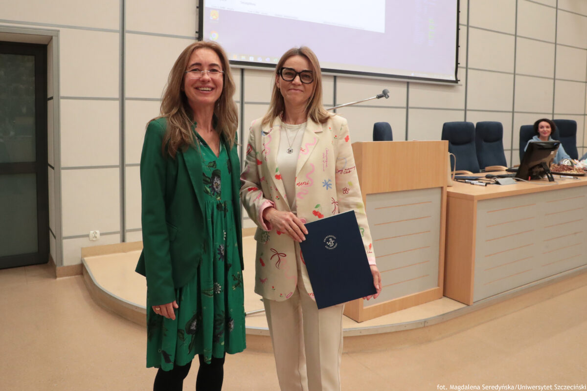 Perły Instytutu Ekonomii i Finansów 2025. Po prawej wyróżniona naukowczyni pozuje do zdjęcia z dyrektorką Instytutu.