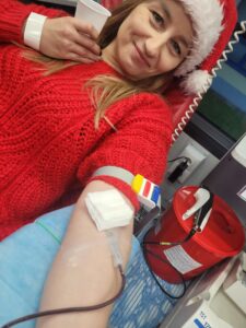 Na zdjęciu kobieta siedząca na fotelu, oddająca krew