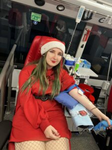 Na zdjęciu kobieta siedząca na fotelu, oddająca krew