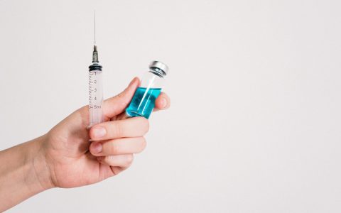 Trwa rejestracja na szczepienia przeciw covid-19 dla grupy wiekowej 60+ (w tym urodzonych przed 1951 r.)