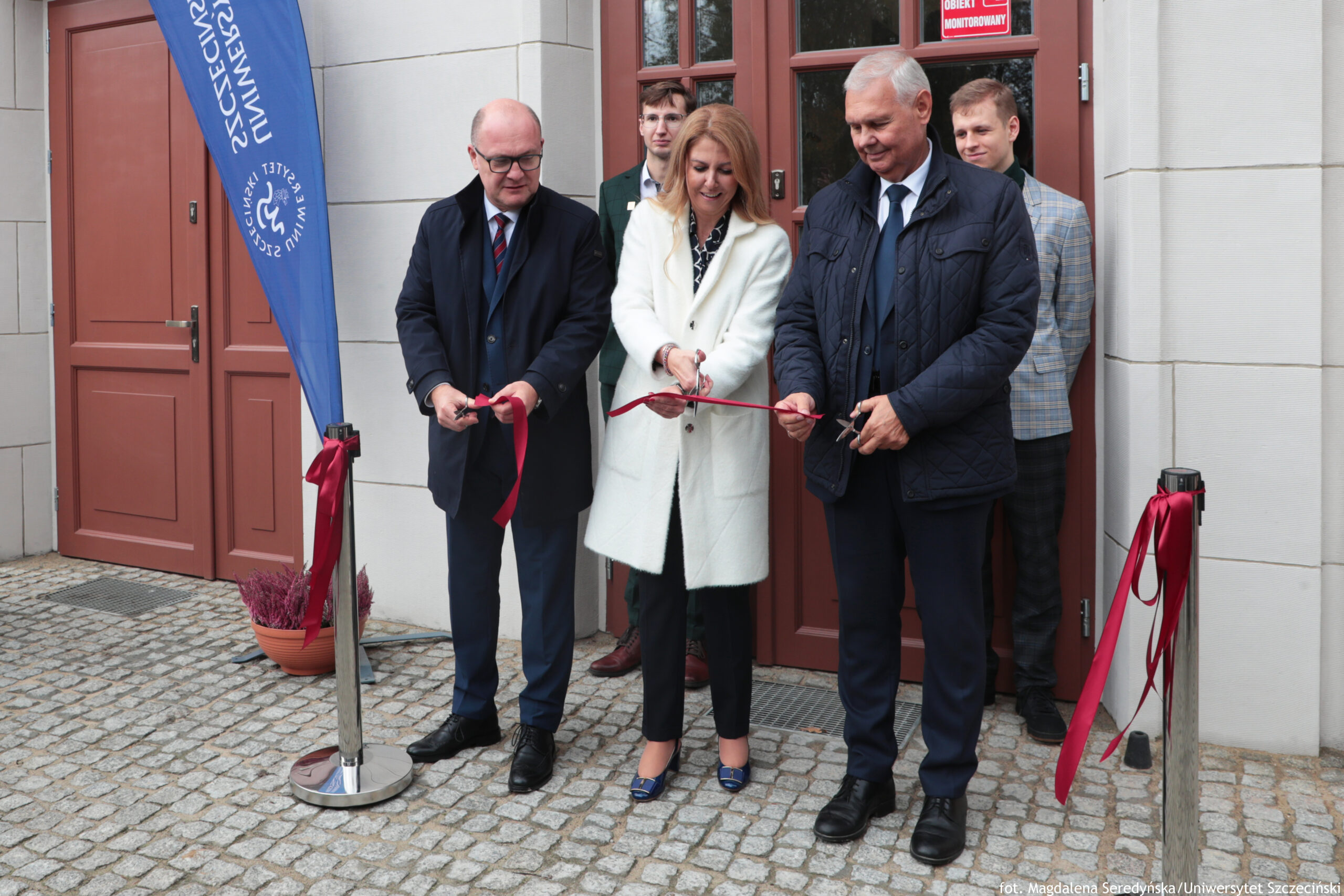 Otwarcie wyremontowanego budynku Wydziału Prawa i Administracji Uniwersytetu Szczecińskiego. Przecięcie wstęgi. Od lewej: prezydent Szczecina – Piotr Krzystek, Dziekan Wydziału – dr hab. Ewelina Cała-Wacinkiewicz, prof. US, rektor US – prof. dr hab. Waldemar Tarczyński.